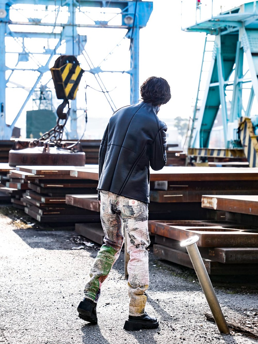 JULIUS / PROLETA RE ART / Parts of Four 2022-23AW - Pants with impact that shine in black - 007BLM29(Exclusive Mouton jacket Mat coating) 757CUM22(Brushed Cotton Round Long sleeve Cut & Sewn) UROBOROS-DENIM-JEANS-MULCH-30-22-23AW(BORO Denim Pants with Beads) 797FWM1(Cow Leather Side Zip Up Boots) R-198-MA+BAQ(Talisman necklace SPECIMEN Brandberg Amethyst Quartz) - 1-003