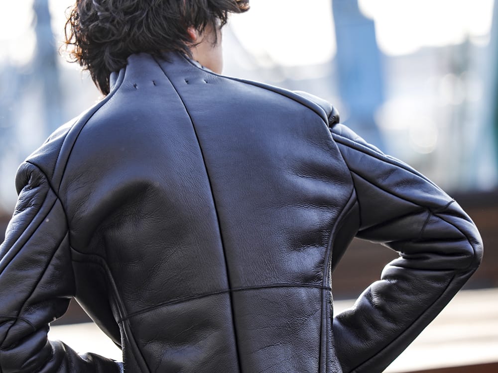 JULIUS 2022-23AW - Bespoke mouton that has created a unique look - 007BLM29(Exclusive Mouton jacket Mat coating) - 2-009