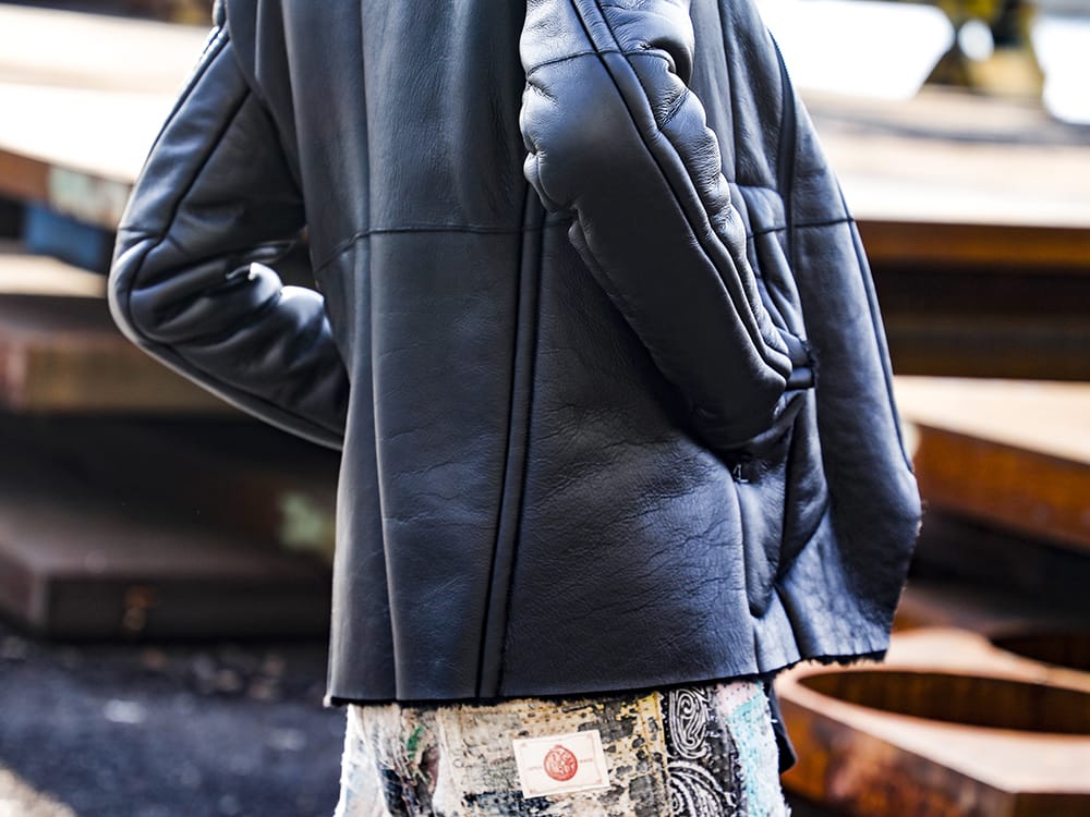 JULIUS 2022-23AW - Bespoke mouton that has created a unique look - 007BLM29(Exclusive Mouton jacket Mat coating) - 2-010