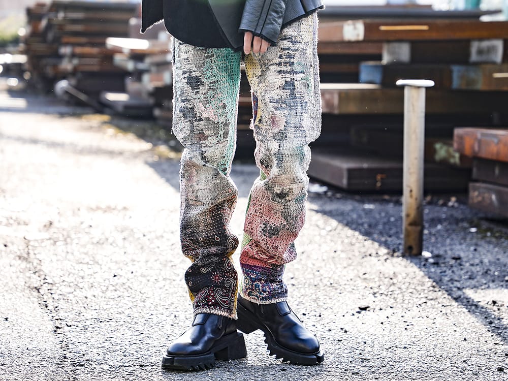 JULIUS / PROLETA RE ART 2022-23AW - A supreme one-of-a-kind item that has been carefully crafted with overwhelming processing techniques. - UROBOROS-DENIM-JEANS-MULCH-30-22-23AW(BORO Denim Pants with Beads) 797FWM1(Cow Leather Side Zip Up Boots) - 3-001