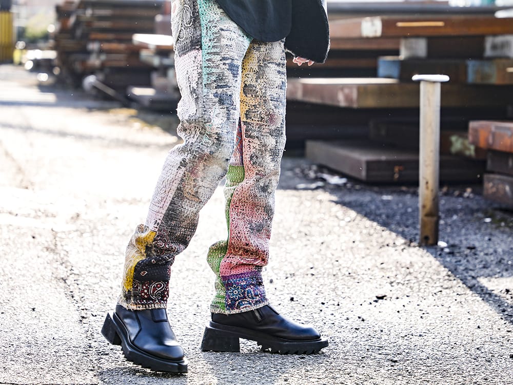 JULIUS / PROLETA RE ART 2022-23AW - A supreme one-of-a-kind item that has been carefully crafted with overwhelming processing techniques. - UROBOROS-DENIM-JEANS-MULCH-30-22-23AW(BORO Denim Pants with Beads) 797FWM1(Cow Leather Side Zip Up Boots) - 3-002