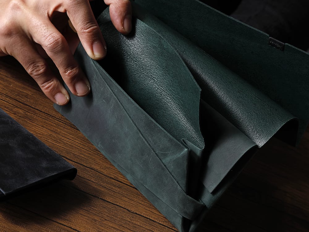 Shosa - No,No,Yes! An oil nubuck wallet with no sewing points and a unique manufacturing method  - Shosa - No,No,Yes! Long Wallet Oil Nubuck Green - Shosa - No,No,Yes! Shosa - No,No,Yes! Long Wallet Oil Nubuck Black 2-004