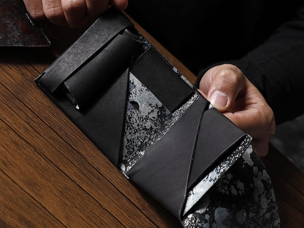 所作 - Shosa - No No Yes! ポケットに収まりの良いコンパクトウォレット「ショートウォレット2.0」！  - SHO-SHORT1-BLK-AURORA - 所作 Shosa - No,No,Yes! ブラック×オーロラ ショートウォレット1.0 - SHO-SHORT1-BLK-FLORALSP - 所作 Shosa - No,No,Yes! ブラック×フローラルシルバーSP ショートウォレット1.0 2-004