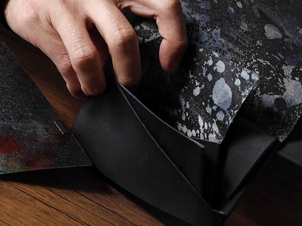 所作 - Shosa - No No Yes! ロングウォレットを短くしたようなコンパクトウォレット「ショートウォレット1.0」！ - SHO-SHORT2-BLK-AURORA - 所作 Shosa - No,No,Yes! ブラック×オーロラ ショートウォレット2.0 - SHO-SHORT2-BLK-FLORALSP - 所作 Shosa - No,No,Yes! ブラック×フローラルシルバーSP ショートウォレット2.0 3-005