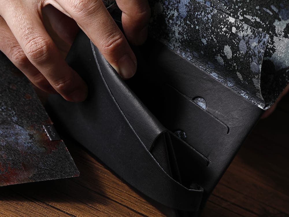 所作 - Shosa - No No Yes! ロングウォレットを短くしたようなコンパクトウォレット「ショートウォレット1.0」！ - SHO-SHORT2-BLK-AURORA - 所作 Shosa - No,No,Yes! ブラック×オーロラ ショートウォレット2.0 - SHO-SHORT2-BLK-FLORALSP - 所作 Shosa - No,No,Yes! ブラック×フローラルシルバーSP ショートウォレット2.0 3-006