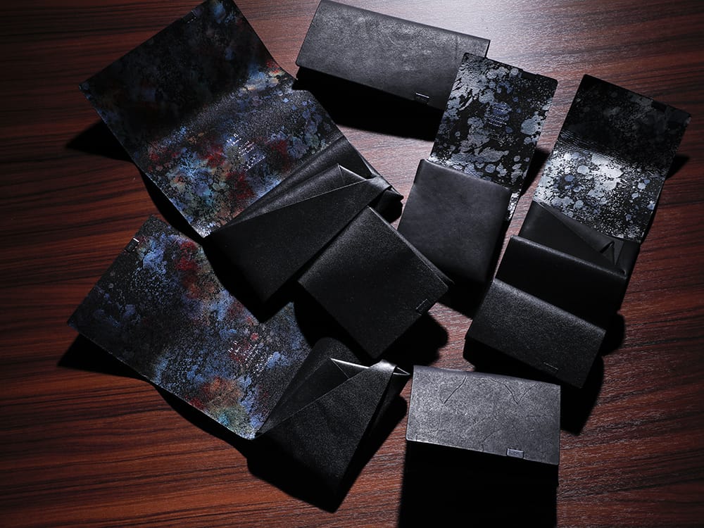 所作 - Shosa - No No Yes! - 国内のレザーブランドNO,NO,YES!の代表作で、結婚式などでお祝いを包む１枚の布「袱紗（ふくさ）」がモチーフ。- SHO-LONG-BLK-AURORA - 所作 Shosa - No,No,Yes! ブラック×オーロラ ロングウォレット - SHO-LONG-BLK-FLORALSP - 所作 Shosa - No,No,Yes! ブラック×フローラルシルバーSP ロングウォレット - SHO-SHORT1-BLK-AURORA - 所作 Shosa - No,No,Yes! ブラック×オーロラ ショートウォレット1.0 - SHO-SHORT1-BLK-FLORALSP - 所作 Shosa - No,No,Yes! ブラック×フローラルシルバーSP ショートウォレット1.0 - SHO-SHORT2-BLK-AURORA - 所作 Shosa - No,No,Yes! ブラック×オーロラ ショートウォレット2.0 - SHO-SHORT2-BLK-FLORALSP - 所作 Shosa - No,No,Yes! ブラック×フローラルシルバーSP ショートウォレット2.0  6-001