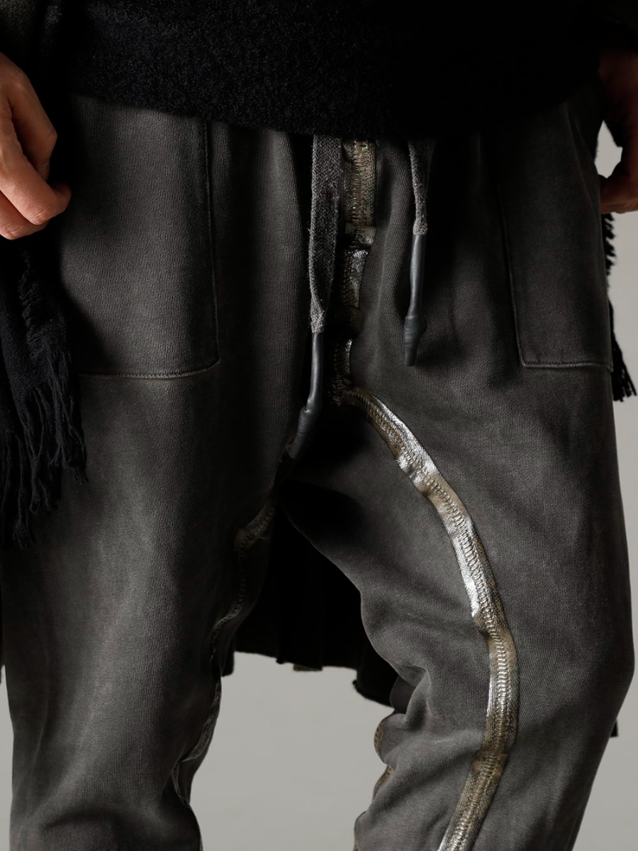 masnada(マスナダ) 22-23AW(秋冬) セカンドラインにもブランドらしさを投影 - TI-WKP-black イタリアン ウール ブレンド クルーネック ニット ブラック - LC-PantsBandé-Molleton-Kaki-Cold-Dye ロー クロッチ パンツ w/ サーモ アドヒーシブ テープ カキ コールド ダイ - M25S03-Ice レザー スニーカー アイス 3-003