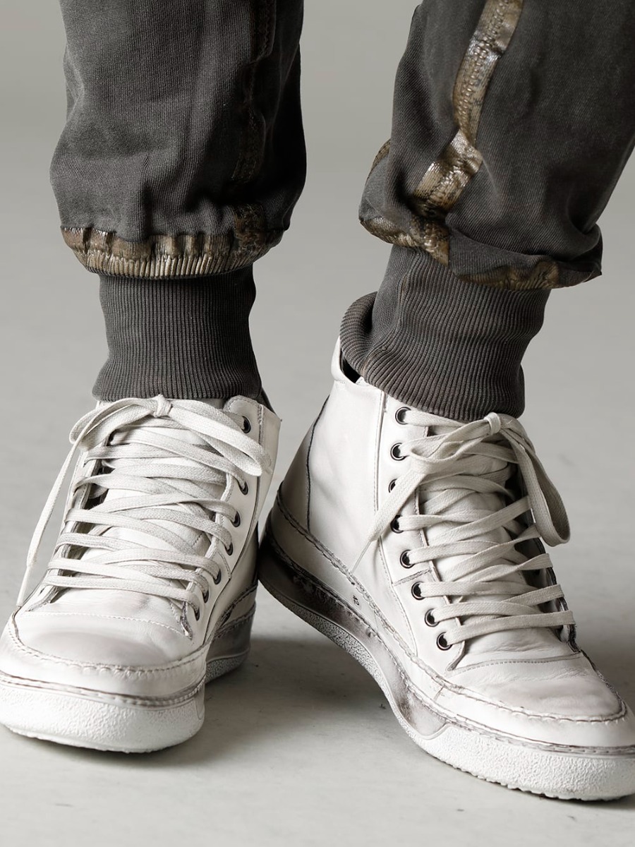 masnada(マスナダ) 22-23AW(秋冬) セカンドラインにもブランドらしさを投影 - LC-PantsBandé-Molleton-Kaki-Cold-Dye ロー クロッチ パンツ w/ サーモ アドヒーシブ テープ カキ コールド ダイ - M25S03-Ice レザー スニーカー アイス 3-005