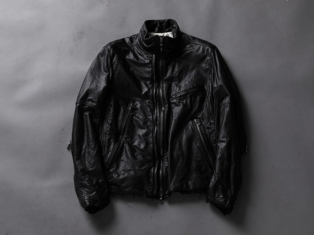 The Viridi-anne 2022-23AW Biker jacket in goat leather with an eye-catching zipper design. - Leather jacket with military-style details. - VI-3504-06-Black(Goat Leather Jacket Black) - 2-010