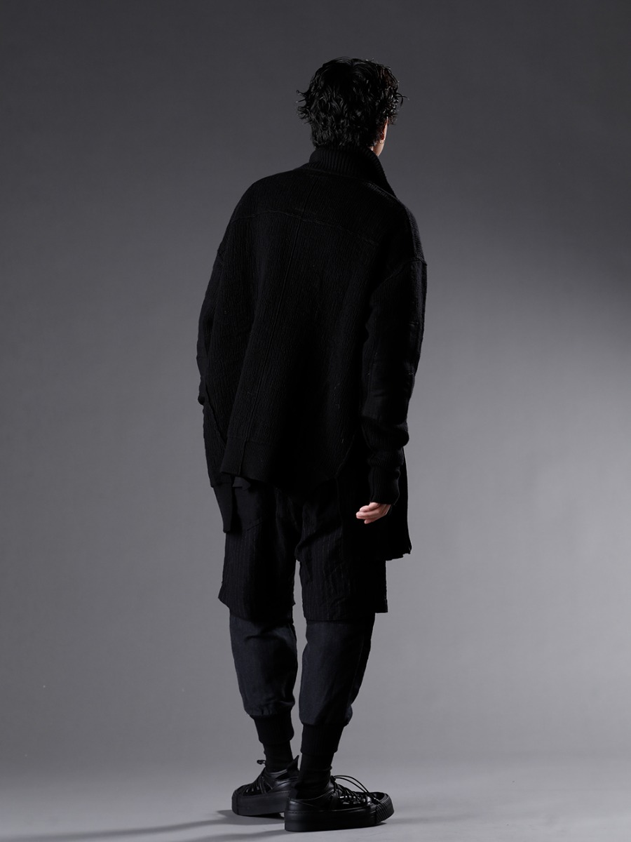 The Viridi-anne 22-23AW styling The overall color is black, and the pants have a design effect. - VI-3530-07-Black Cotton Cashmere Knit Blouson Black VI-3533-01-Black Cotton wool-lined high neck pullover VI-3519-04 Wool/Linen Combination Layered Pants VI-3555-09-Black Sneakers Black  1-002