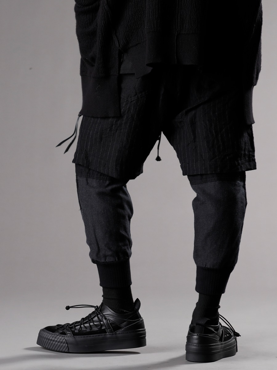 The Viridi-anne 22-23AW Impressive bottoms with an impressive contrast between material and design -  VI-3519-04 Wool/Linen Combination Layered Pants VI-3555-09-Black Sneakers Black  3-002