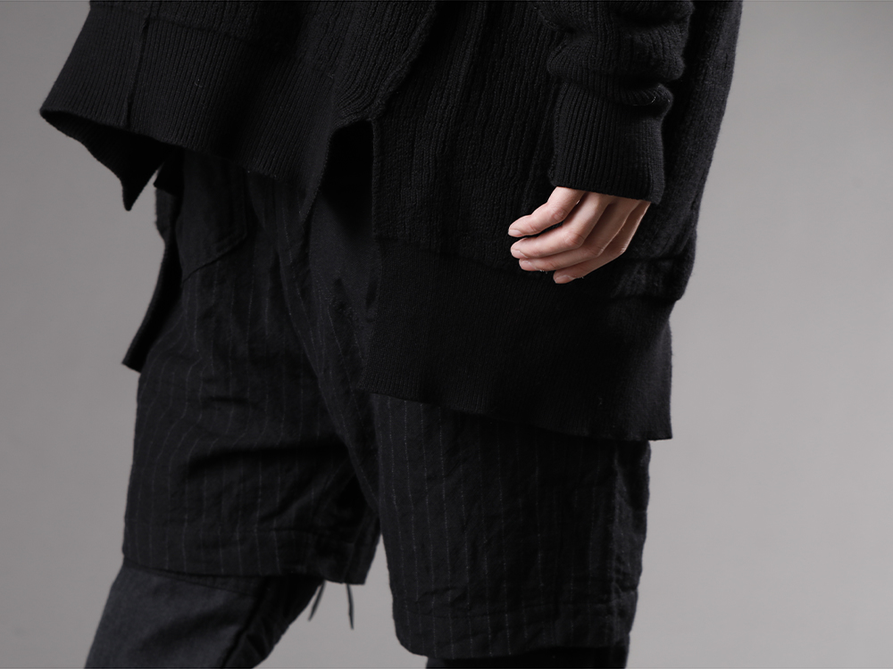 The Viridi-anne 22-23AW Impressive bottoms with an impressive contrast between material and design -  VI-3519-04 Wool/Linen Combination Layered Pants VI-3555-09-Black Sneakers Black  3-004