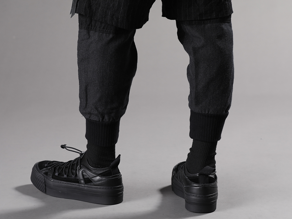 The Viridi-anne 22-23AW Impressive bottoms with an impressive contrast between material and design -  VI-3519-04 Wool/Linen Combination Layered Pants VI-3555-09-Black Sneakers Black  3-005
