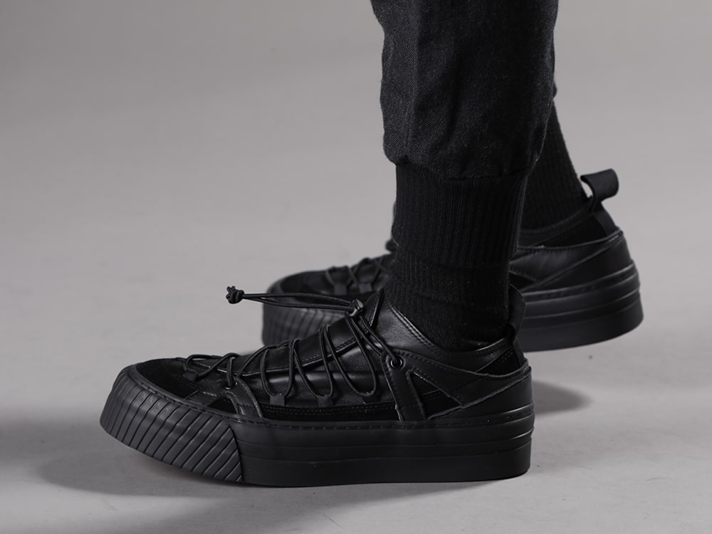 The Viridi-anne 22-23AW Impressive bottoms with an impressive contrast between material and design -  VI-3519-04 Wool/Linen Combination Layered Pants VI-3555-09-Black Sneakers Black  3-005