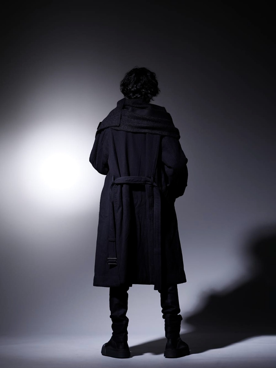 ユリウス 2022-23AW - ブラックでまとめた、ミニマルな冬スタイル - 757COM3(オーバー トレンチコート) 757CUM22(ブラッシュドコットン ラウンド ロングスリーブカットソー) 807STU1(ベビーアルパカ糸 アルパカニットストール) 787PAM5-BK(インダイレクト スキニーデニム ブラック) 797FWM2-L-Black(カウレザー レースアップ スニーカー ブラック) - 1-003