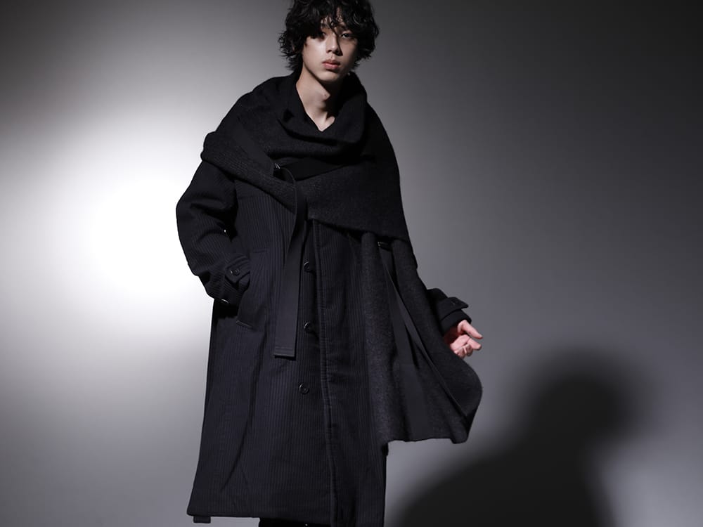 ユリウス 2022-23AW - ミニマルで季節感のあるコート/ストール - 757COM3(オーバー トレンチコート) 807STU1(ベビーアルパカ糸 アルパカニットストール) - 2-001