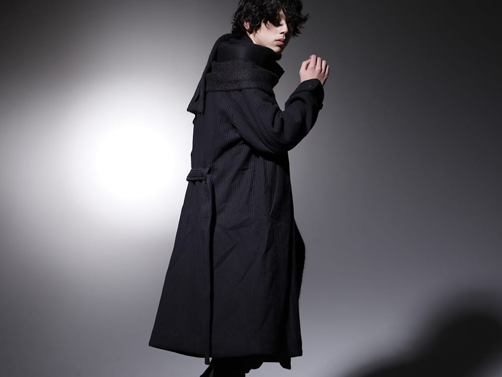 ユリウス 2022-23AW - ミニマルで季節感のあるコート/ストール - 757COM3(オーバー トレンチコート) 807STU1(ベビーアルパカ糸 アルパカニットストール) - 2-002