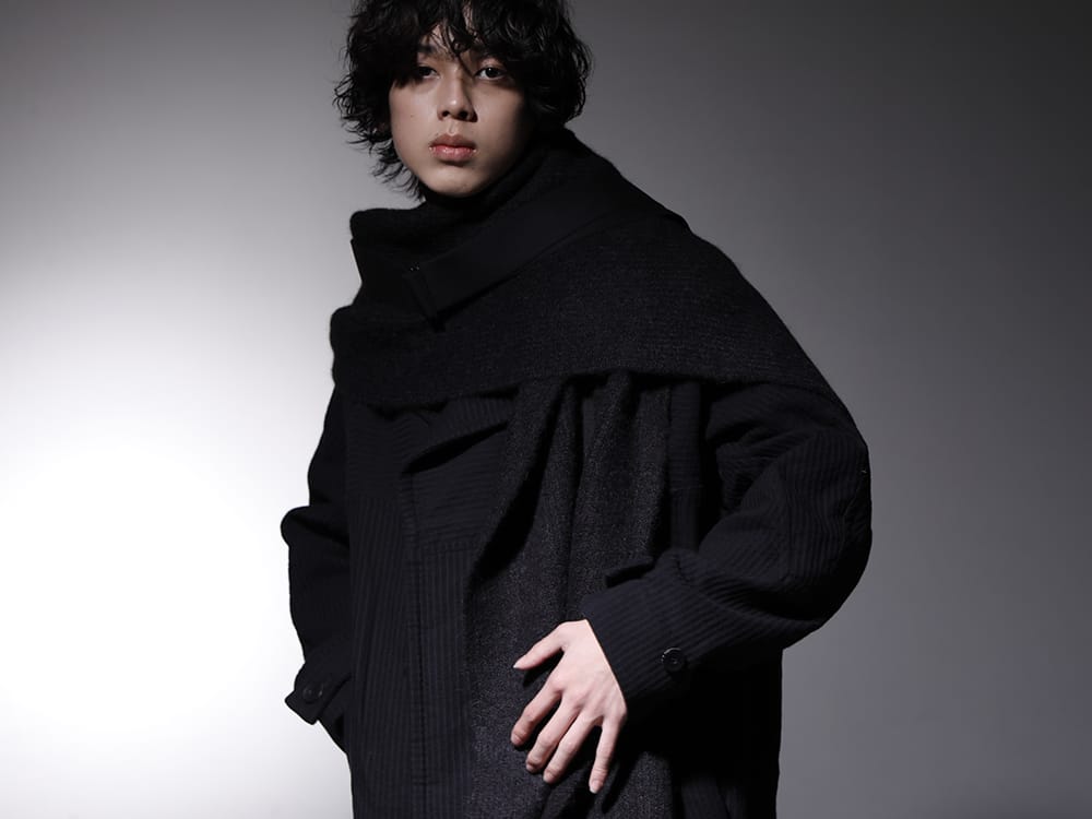 ユリウス 2022-23AW - ミニマルで季節感のあるコート/ストール - 757COM3(オーバー トレンチコート) 807STU1(ベビーアルパカ糸 アルパカニットストール) - 2-004