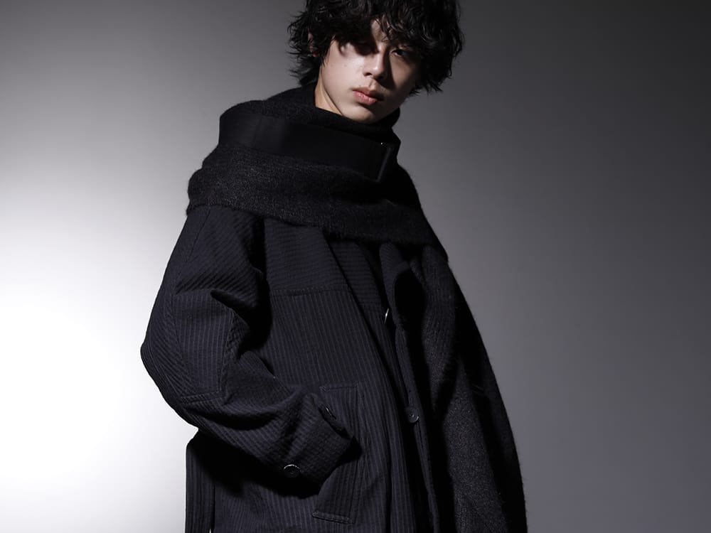 ユリウス 2022-23AW - ミニマルで季節感のあるコート/ストール - 757COM3(オーバー トレンチコート) 807STU1(ベビーアルパカ糸 アルパカニットストール) - 2-005