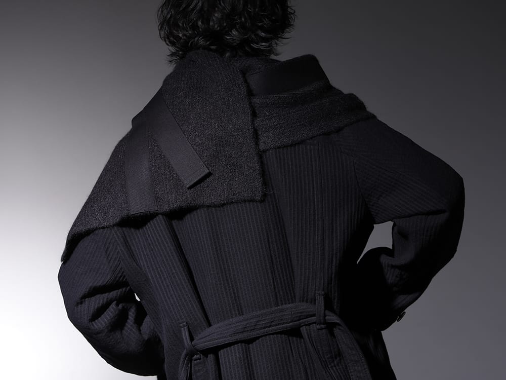 ユリウス 2022-23AW - ミニマルで季節感のあるコート/ストール - 757COM3(オーバー トレンチコート) 807STU1(ベビーアルパカ糸 アルパカニットストール) - 2-009