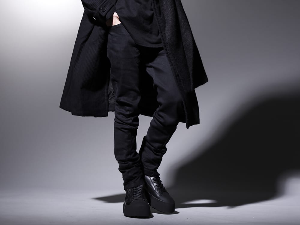 ユリウス 2022-23AW - 美しいラインを演出するすっきりとした下半身 - 787PAM5-BK(インダイレクト スキニーデニム ブラック) 797FWM2-L-Black(カウレザー レースアップ スニーカー ブラック) - 3-001