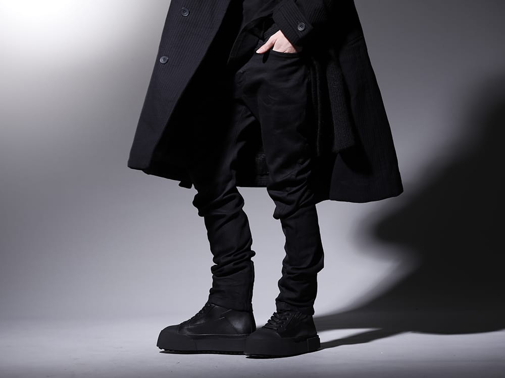 ユリウス 2022-23AW - 美しいラインを演出するすっきりとした下半身 - 787PAM5-BK(インダイレクト スキニーデニム ブラック) 797FWM2-L-Black(カウレザー レースアップ スニーカー ブラック) - 3-002