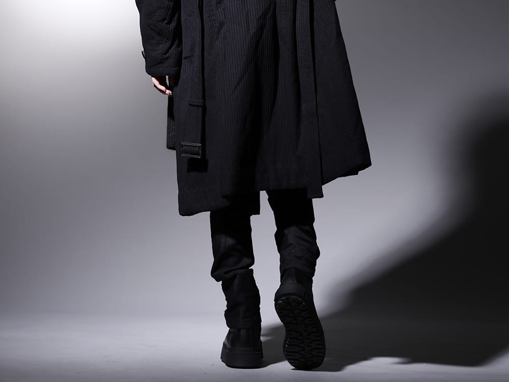 ユリウス 2022-23AW - 美しいラインを演出するすっきりとした下半身 - 787PAM5-BK(インダイレクト スキニーデニム ブラック) 797FWM2-L-Black(カウレザー レースアップ スニーカー ブラック) - 3-003