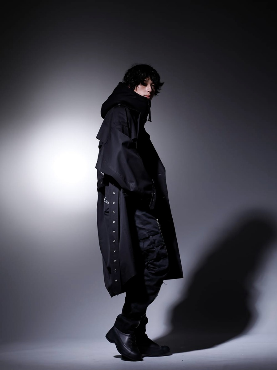 タカヒロミヤシタ ザソロイスト / ディーハイゲン / ザ ヴィリディアン 2022-23AW - オールブラックスタイルにジップ使いが光る - sj.0010AW22(ダブルジップ バルーンシェイプド トレンチコート) ST101-0122A(無撚糸裏毛コーティングダブルジップフーデッドジャケット) sp.0013AW22(ボンテージ ジーン) VI-3554-09(インヒールブーツ) - 1-003