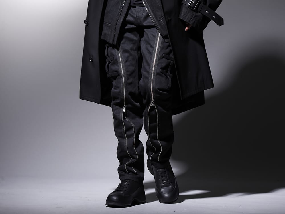 タカヒロミヤシタ ザソロイスト / ザ ヴィリディアン 2022-23AW - フロントのジップデザインが特徴のデニムパンツ - sp.0013AW22(ボンテージ ジーン) VI-3554-09(インヒールブーツ) - 3-001