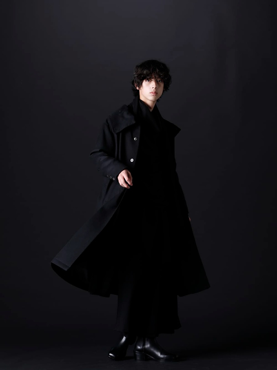 クジャク / キリュウキリュウ 2022-23AW スタイリング ロングコート、カーディガン、ワイドパンツを使ったレイヤードやドレープを楽しめるモード感のあるスタイリング。 - レイヤードやドレープ感を楽しめるモードスタイル。 - KJ-22AW01(スズラン コート) KJ-22AW20(イブキフロ カーディガン) KO-HT19-060(スムースブラッシュ ルーズ ハイネック) KJ-22AW22(ヒルガオ パンツ) KJ-21AW38(キリ ブーツ) - 1-001