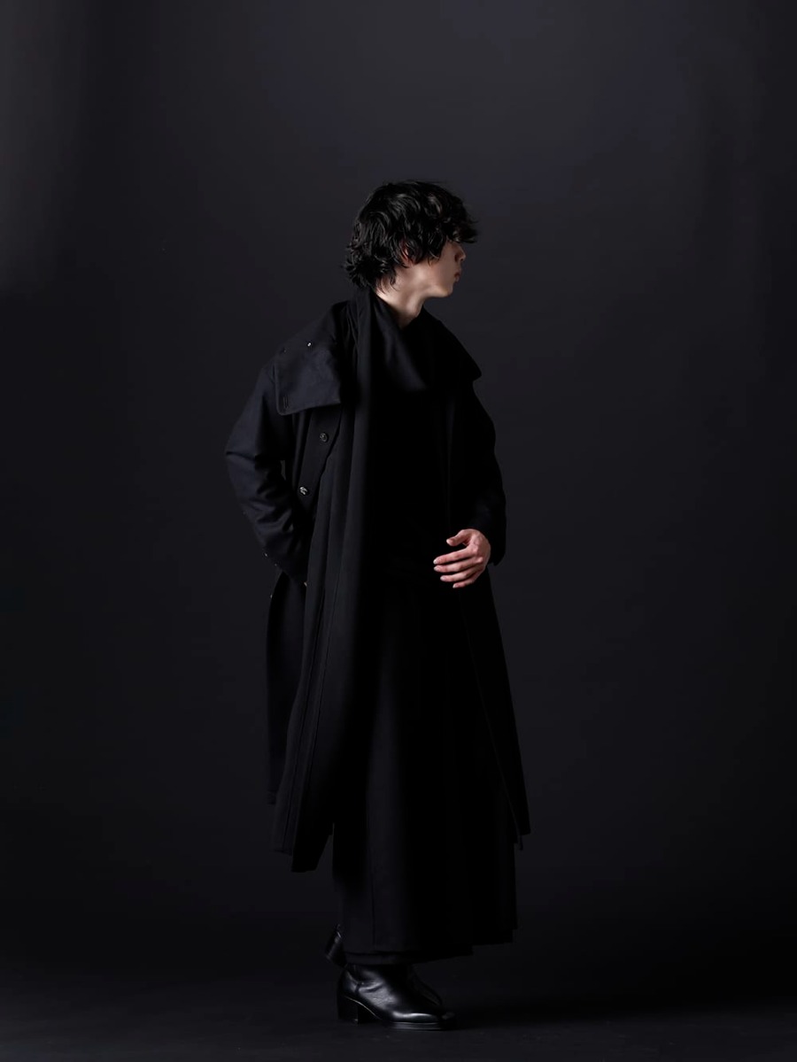 クジャク / キリュウキリュウ 2022-23AW - レイヤードやドレープ感を楽しめるモードスタイル。 - KJ-22AW01(スズラン コート) KJ-22AW20(イブキフロ カーディガン) KO-HT19-060(スムースブラッシュ ルーズ ハイネック) KJ-22AW22(ヒルガオ パンツ) KJ-21AW38(キリ ブーツ) - 1-003