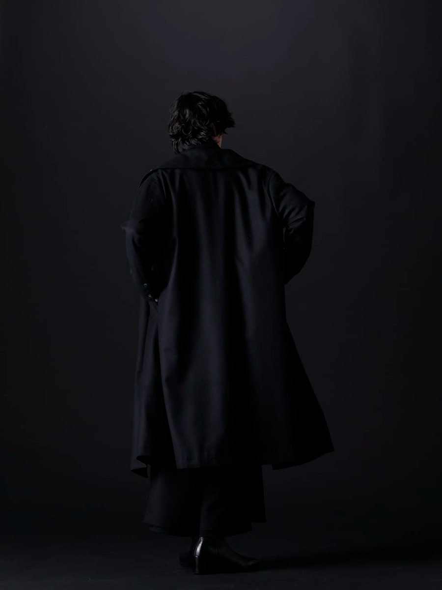 クジャク / キリュウキリュウ 2022-23AW - レイヤードやドレープ感を楽しめるモードスタイル。 - KJ-22AW01(スズラン コート) KJ-22AW20(イブキフロ カーディガン) KO-HT19-060(スムースブラッシュ ルーズ ハイネック) KJ-22AW22(ヒルガオ パンツ) KJ-21AW38(キリ ブーツ) - 1-004