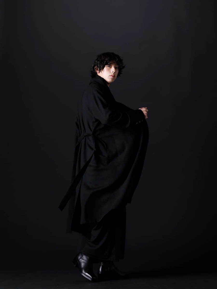 クジャク / キリュウキリュウ 2022-23AW - ライトな羽織としてオールシーズン着用を楽しめるkujakuのロングカーディガン。 - KJ-22AW20(イブキフロ カーディガン) KO-HT19-060(スムースブラッシュ ルーズ ハイネック) KJ-22AW22(ヒルガオ パンツ) KJ-21AW38(キリ ブーツ) - 3-002