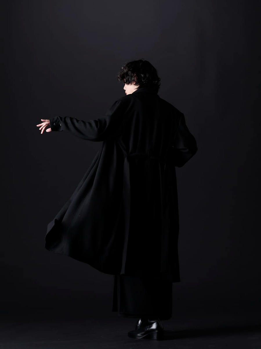 クジャク / キリュウキリュウ 2022-23AW - ライトな羽織としてオールシーズン着用を楽しめるkujakuのロングカーディガン。 - KJ-22AW20(イブキフロ カーディガン) KO-HT19-060(スムースブラッシュ ルーズ ハイネック) KJ-22AW22(ヒルガオ パンツ) KJ-21AW38(キリ ブーツ) - 3-003