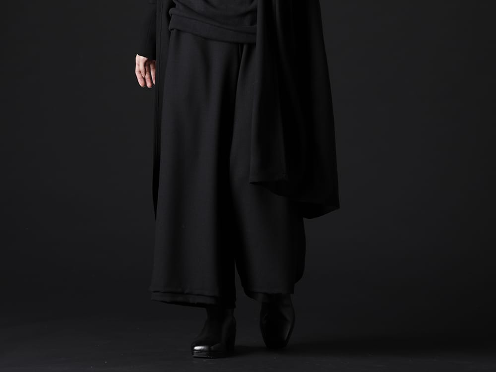 クジャク 2022-23AW - ワイドシルエットのパンツを合わせAラインを演出。 - KJ-22AW22(ヒルガオ パンツ) KJ-21AW38(キリ ブーツ) - 4-001