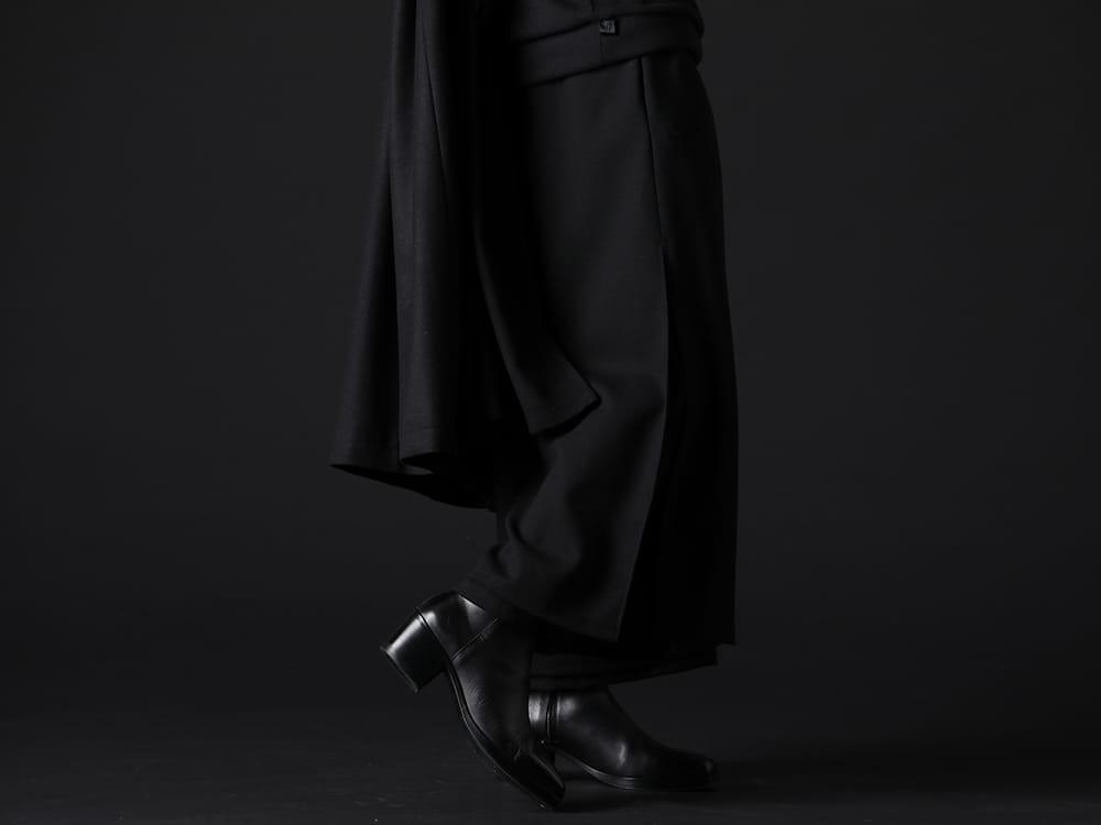 クジャク 2022-23AW - ワイドシルエットのパンツを合わせAラインを演出。 - KJ-22AW22(ヒルガオ パンツ) KJ-21AW38(キリ ブーツ) - 4-002