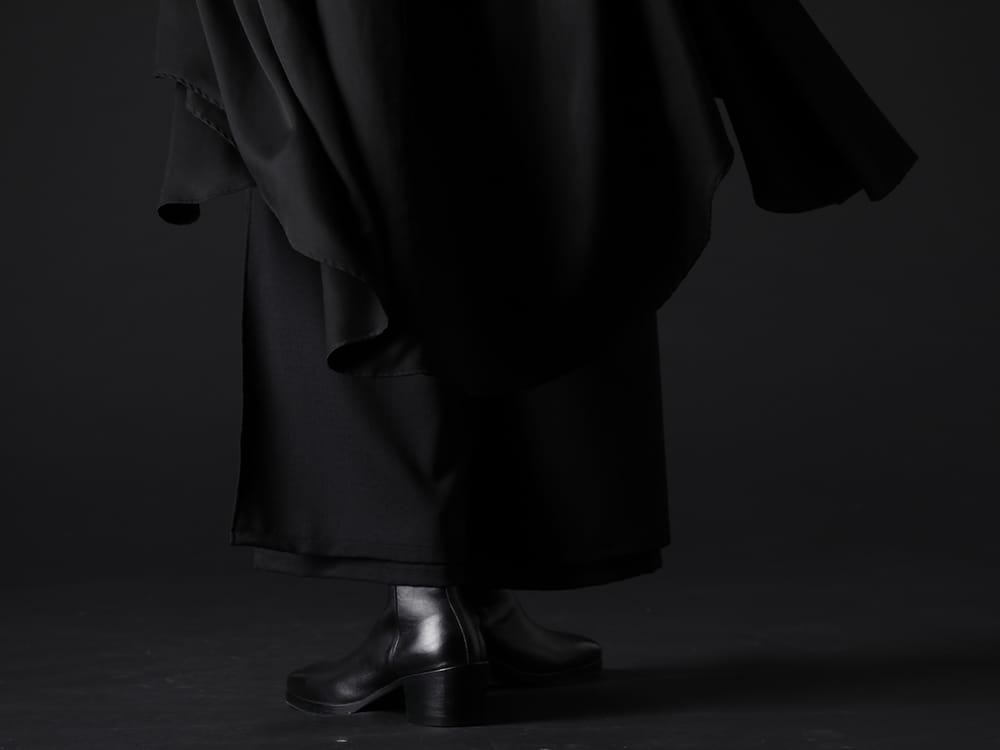 クジャク 2022-23AW - ワイドシルエットのパンツを合わせAラインを演出。 - KJ-22AW22(ヒルガオ パンツ) KJ-21AW38(キリ ブーツ) - 4-003