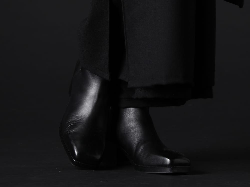 クジャク 2022-23AW - ワイドシルエットのパンツを合わせAラインを演出。 - KJ-22AW22(ヒルガオ パンツ) KJ-21AW38(キリ ブーツ) - 4-007