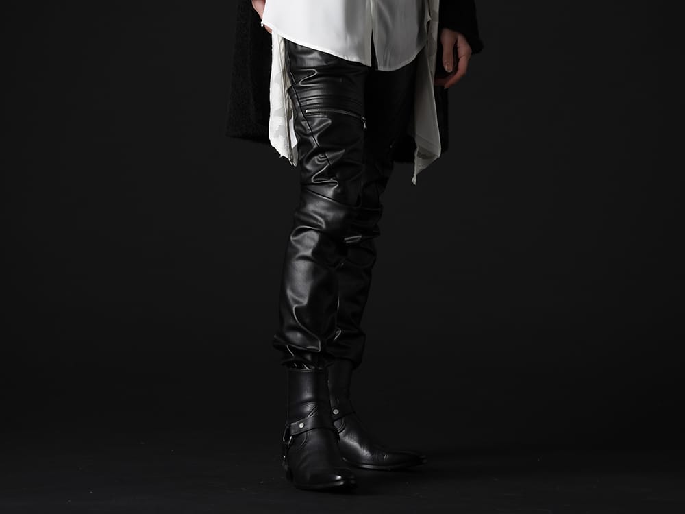 JULIUS / GalaabenD 2022-23AW - Beautiful gloss, accented with zips and harness rings - 807PAM8(Synthetic Leather Pleather Indirect Pants) 87115902(Harness Ring Boots) - 3-001