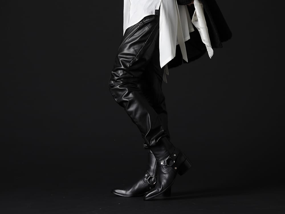JULIUS / GalaabenD 2022-23AW - Beautiful gloss, accented with zips and harness rings - 807PAM8(Synthetic Leather Pleather Indirect Pants) 87115902(Harness Ring Boots) - 3-002