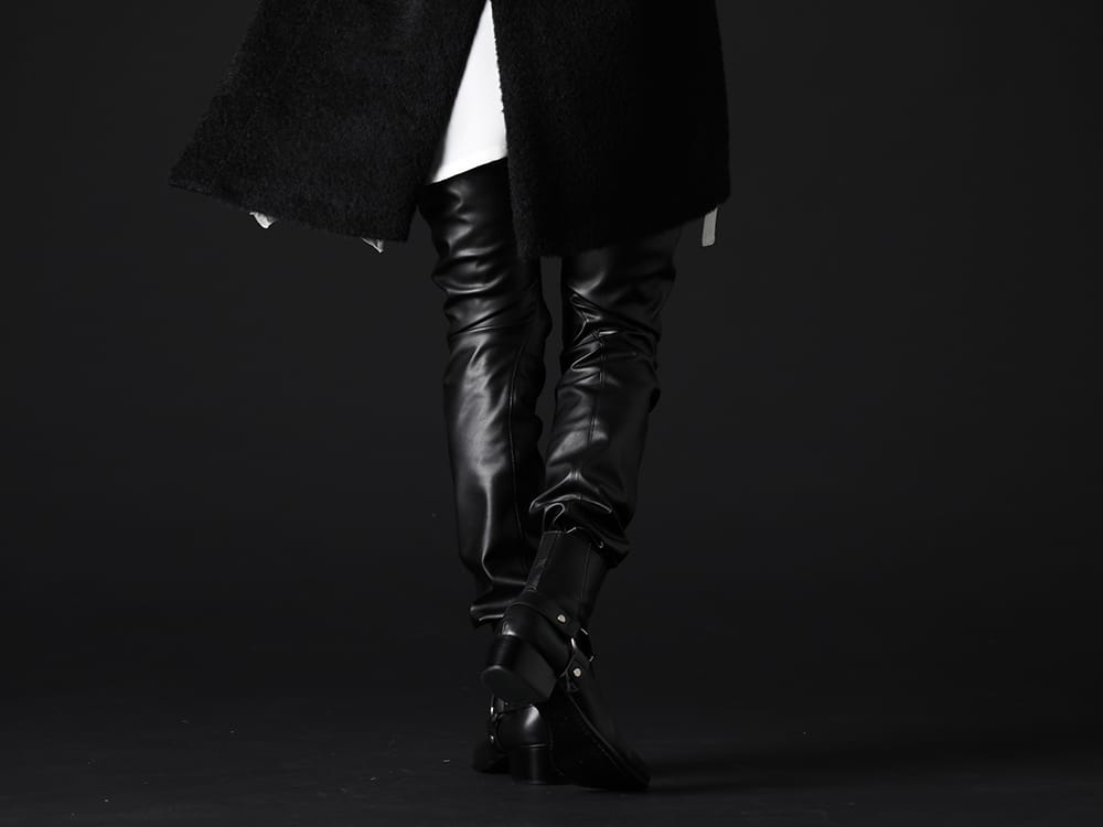 JULIUS / GalaabenD 2022-23AW - Beautiful gloss, accented with zips and harness rings - 807PAM8(Synthetic Leather Pleather Indirect Pants) 87115902(Harness Ring Boots) - 3-003