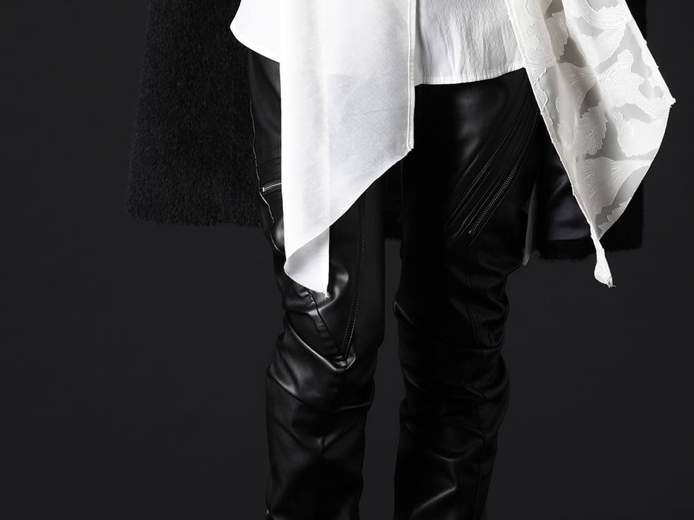 JULIUS 2022-23AW - Beautiful gloss, accented with zips and harness rings - 807PAM8(Synthetic Leather Pleather Indirect Pants) - 3-004