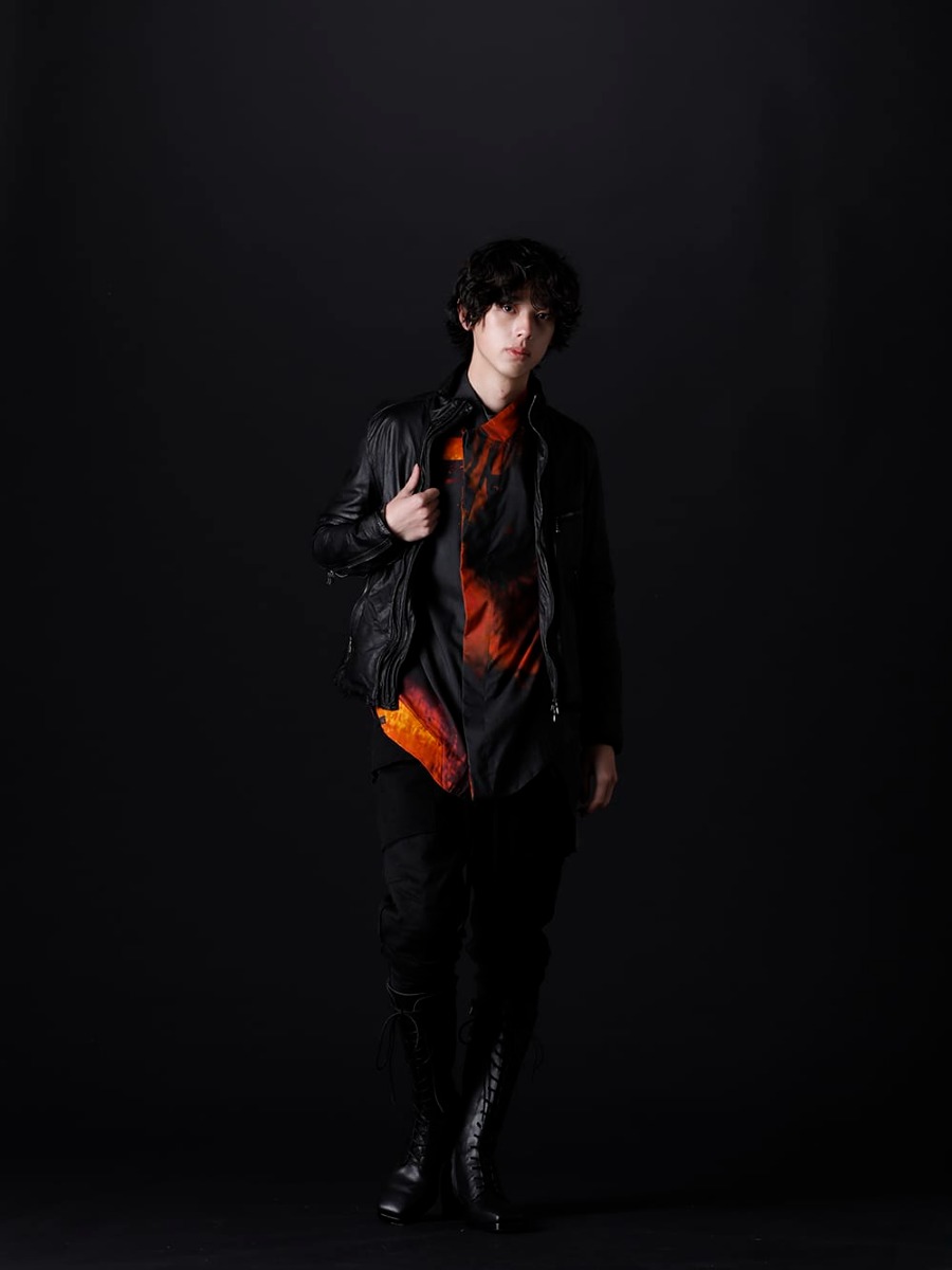 ザ ヴィリディアン / ユリウス / クジャク 2022-23AW スタイリング 無骨な雰囲気のレザージャケットやスタイリングのポイントとなる総柄シャツを使用したすっきりとしたシルエットが特徴的なブラックスタイル - 黒色を基調とし、赤色で目を惹くポイントを作ったモード感のあるスタリング。 - VI-3504-06-Black(ゴートレザー ジャケット ブラック) 787SHM2-P(DUSK プリズム カットシャツ) 799CUM25-Charcoal(リブ アシンメトリーカットソー チャコール) VI-3537-04(裏毛カーゴパンツ) KJ-22AW34(クロべ ブーツ) - 1-001