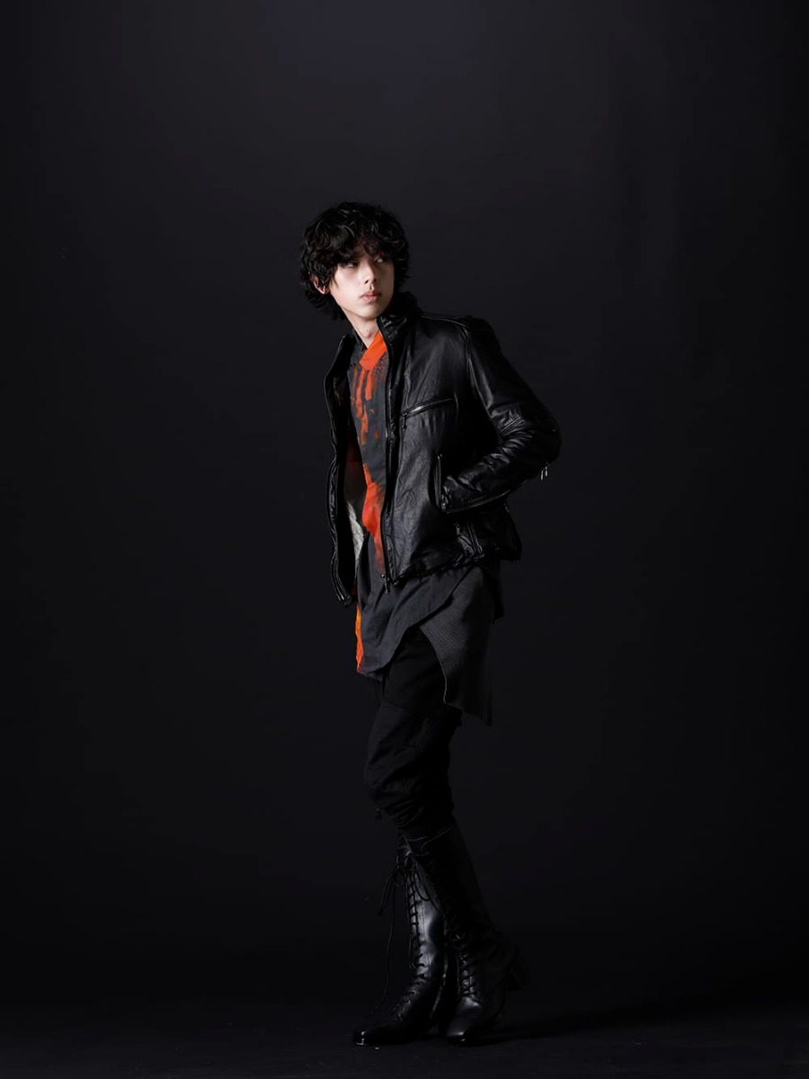 ザ ヴィリディアン / ユリウス / クジャク 2022-23AW - 黒色を基調とし、赤色で目を惹くポイントを作ったモード感のあるスタリング。 - VI-3504-06-Black(ゴートレザー ジャケット ブラック) 787SHM2-P(DUSK プリズム カットシャツ) 799CUM25-Charcoal(リブ アシンメトリーカットソー チャコール) VI-3537-04(裏毛カーゴパンツ) KJ-22AW34(クロべ ブーツ) - 1-002