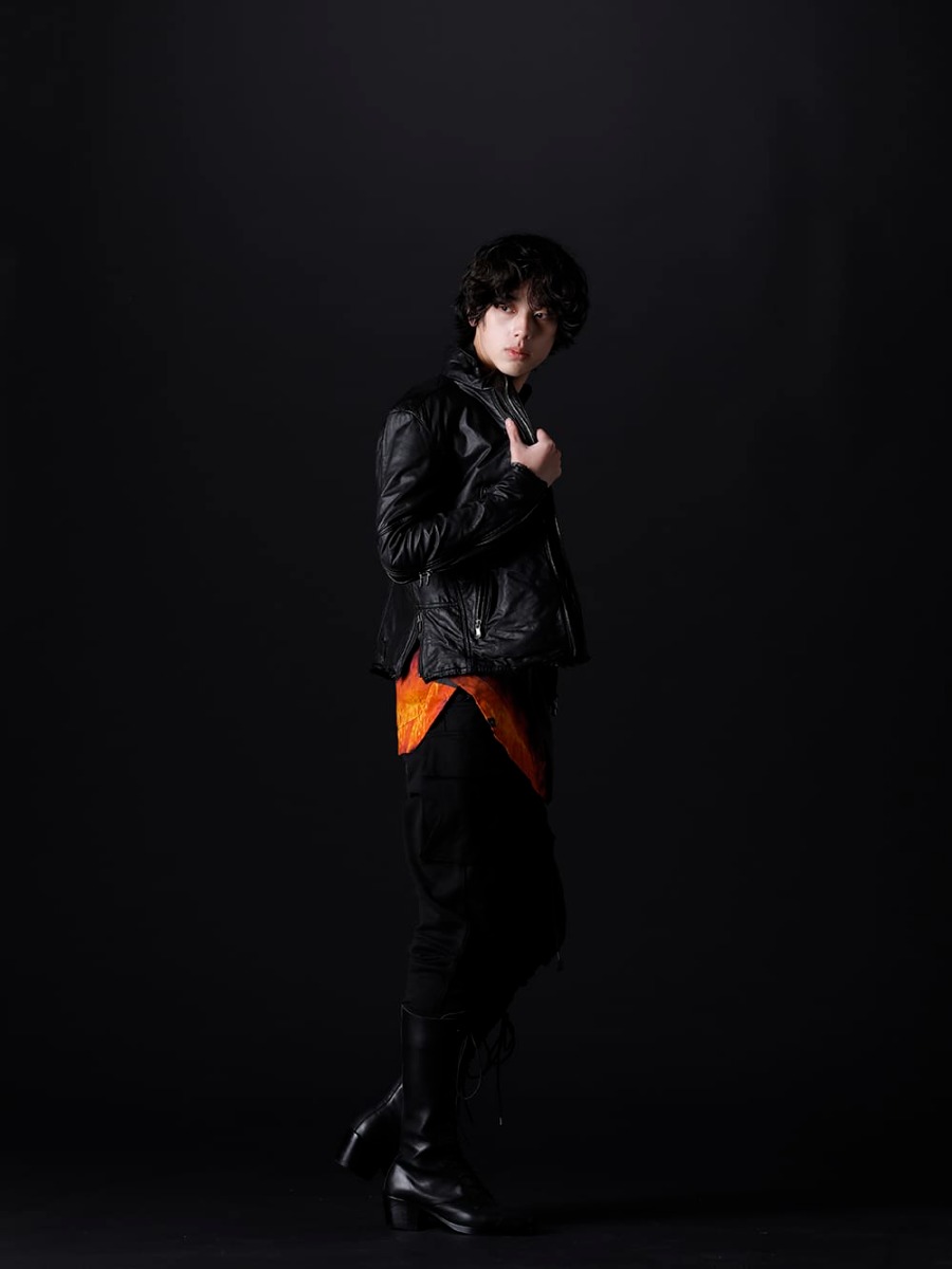 ザ ヴィリディアン / ユリウス / クジャク 2022-23AW - 黒色を基調とし、赤色で目を惹くポイントを作ったモード感のあるスタリング。 - VI-3504-06-Black(ゴートレザー ジャケット ブラック) 787SHM2-P(DUSK プリズム カットシャツ) 799CUM25-Charcoal(リブ アシンメトリーカットソー チャコール) VI-3537-04(裏毛カーゴパンツ) KJ-22AW34(クロべ ブーツ) - 1-003