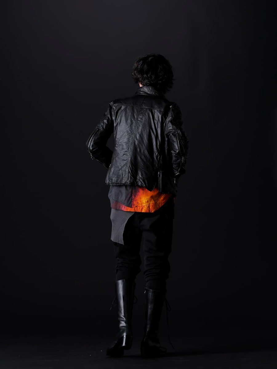 ザ ヴィリディアン / ユリウス / クジャク 2022-23AW - 黒色を基調とし、赤色で目を惹くポイントを作ったモード感のあるスタリング。 - VI-3504-06-Black(ゴートレザー ジャケット ブラック) 787SHM2-P(DUSK プリズム カットシャツ) 799CUM25-Charcoal(リブ アシンメトリーカットソー チャコール) VI-3537-04(裏毛カーゴパンツ) KJ-22AW34(クロべ ブーツ) - 1-004