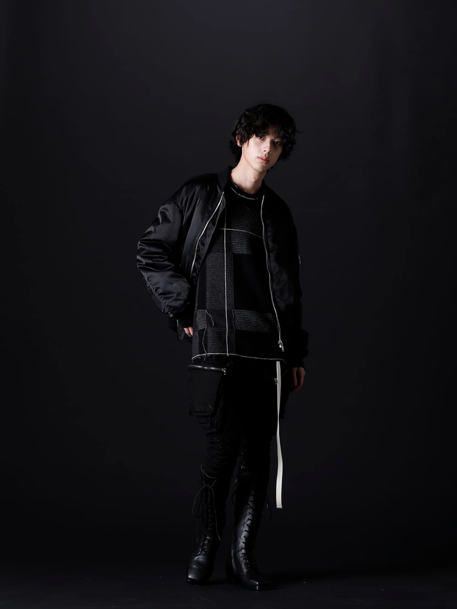 フェノメノン / ザ ヴィリディアン / ユリウス / クジャク 2022-23AW スタイリング MA-1やカーゴパンツなどミリタリーテイストの強いアイテムを中心に、オールブラックでまとめあげたスタイリング - ミリタリー感の強いスタイリングにカジュアルさをプラス - ILLCS22A-036(マスターマインド・ワールド × フェノメノン クロス ループ MA-1) VI-3529-07-Black(チェック P/Oニット ブラック) 807PAM6-BK(10.5oz ストレッチデニム ダメージペイント カーゴスキニーデニム) 807ACU1-Off-White(カウスキン/ナイロン タイプベルト オフホワイト) KJ-22AW34(クロべ ブーツ) - 1-001