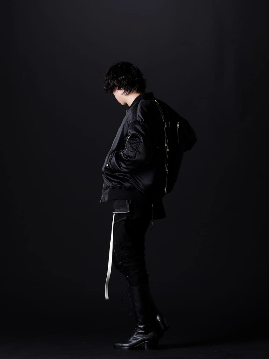 フェノメノン / ザ ヴィリディアン / ユリウス / クジャク 2022-23AW - ミリタリー感の強いスタイリングにカジュアルさをプラス - ILLCS22A-036(マスターマインド・ワールド × フェノメノン クロス ループ MA-1) VI-3529-07-Black(チェック P/Oニット ブラック) 807PAM6-BK(10.5oz ストレッチデニム ダメージペイント カーゴスキニーデニム) 807ACU1-Off-White(カウスキン/ナイロン タイプベルト オフホワイト) KJ-22AW34(クロべ ブーツ) - 1-002