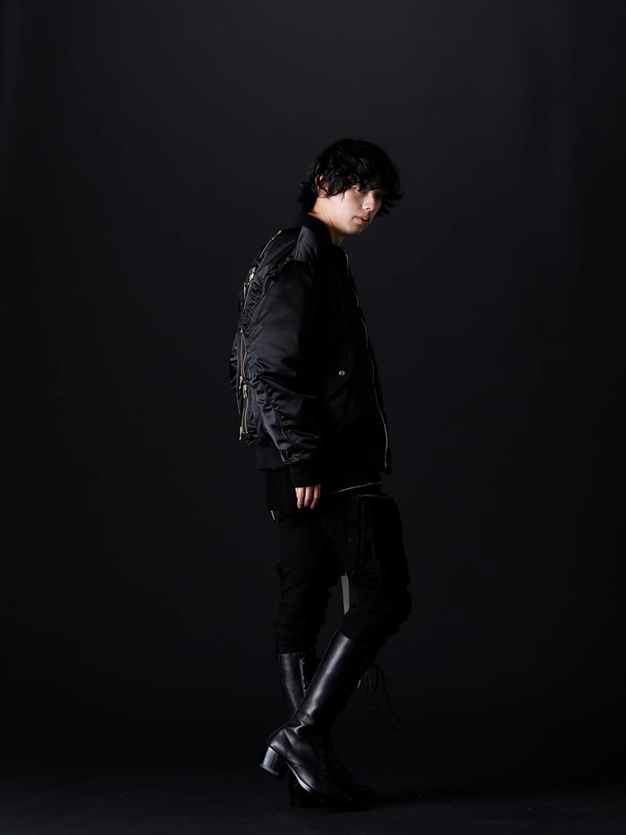 フェノメノン / ザ ヴィリディアン / ユリウス / クジャク 2022-23AW - ミリタリー感の強いスタイリングにカジュアルさをプラス - ILLCS22A-036(マスターマインド・ワールド × フェノメノン クロス ループ MA-1) VI-3529-07-Black(チェック P/Oニット ブラック) 807PAM6-BK(10.5oz ストレッチデニム ダメージペイント カーゴスキニーデニム) 807ACU1-Off-White(カウスキン/ナイロン タイプベルト オフホワイト) KJ-22AW34(クロべ ブーツ) - 1-003