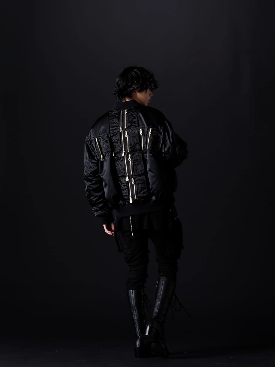 フェノメノン / ザ ヴィリディアン / ユリウス / クジャク 2022-23AW - ミリタリー感の強いスタイリングにカジュアルさをプラス - ILLCS22A-036(マスターマインド・ワールド × フェノメノン クロス ループ MA-1) VI-3529-07-Black(チェック P/Oニット ブラック) 807PAM6-BK(10.5oz ストレッチデニム ダメージペイント カーゴスキニーデニム) 807ACU1-Off-White(カウスキン/ナイロン タイプベルト オフホワイト) KJ-22AW34(クロべ ブーツ) - 1-004